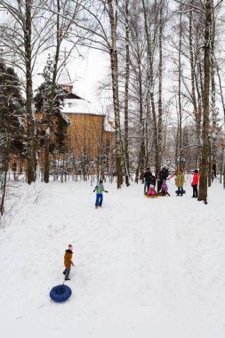 Moskova, Rusya - 6 Ocak 2019: bir kış gününde Lianozovsky kreş Parkı Leskova Sokağı'nda oturan vatandaşlar. Leskov Street, Moskova'nın kuzey bölgesinde Bibirevo yer alır.