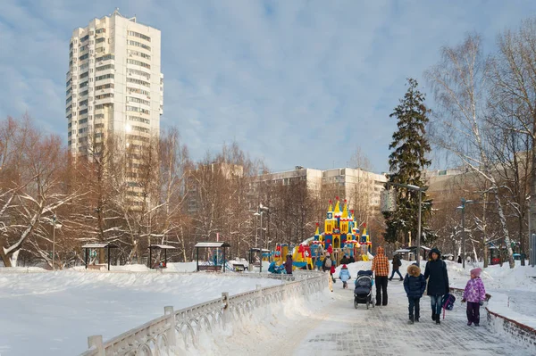 俄罗斯莫斯科 2019年1月9日 阳光明媚的冬日 人们走在 Cherepovetskaya 街的国际奥佐沃公园池塘附近 Cherepovet状况 Skaya 街位于莫斯科北部 — 图库照片