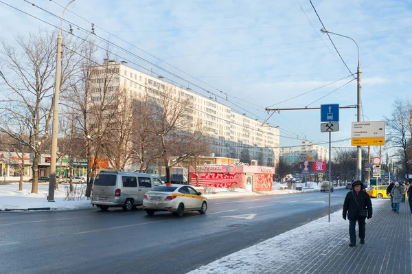 Moskova, Rusya - 09 Ocak 2019: Yayalar, arabalar ve Leskova Street binalarda güneşli kış günü. Leskova Street, Bibirevo bölgesinde Moskova kuzeyinde yer alır.
