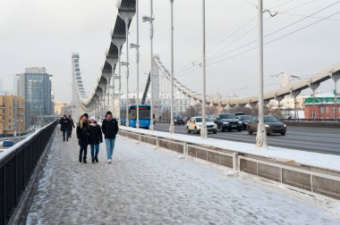 Moskova, Rusya - 10 Ocak 2019: İnsanlar Krymsky köprü kış gününde yürüyüş. Krymsky veya Kırım Köprüsü çelik asma köprü Moskova Nehri üzerinde olduğunu.