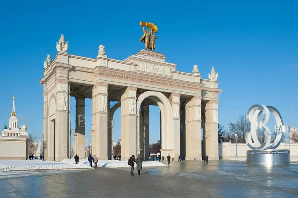 Moskva Rusko Ledna 2019 Oblouk Hlavního Vchodu Vdnkh Slunný Zimní — Stock fotografie