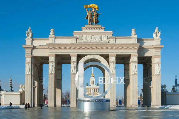 俄罗斯莫斯科 2019年1月22日 阳光明媚的冬日 Vdnkh 正门拱门 这座拱门建于1851 1954年 — 图库照片