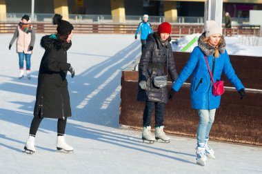 Moskova, Rusya - 22 Ocak 2019: Grup genç kadını VDKNh içinde kış güneşli günde pateni. VDKNh kalıcı genel amaçlı Fuar ve eğlence parkı olduğunu.
