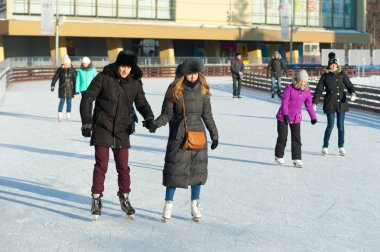 Moskova, Rusya - 22 Ocak 2019: Birçok kişi kış güneşli günde VDKNh içinde buz pateni. VDKNh kalıcı genel amaçlı Fuar ve eğlence parkı olduğunu.