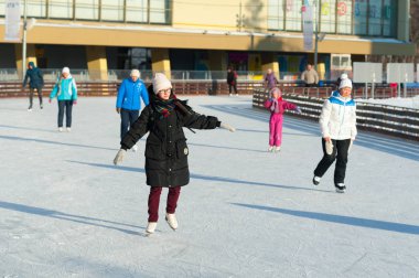 Moskova, Rusya - 22 Ocak 2019: Yetişkinler ve çocuklar içinde VDKNh Kış güneşli günde pateni. VDKNh kalıcı genel amaçlı Fuar ve eğlence parkı olduğunu.