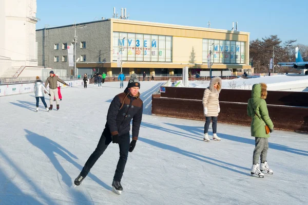 Moskva Ryssland Januari 2019 Människor Skridskor Isbanan Vdnkh Solig Vinterdag — Stockfoto