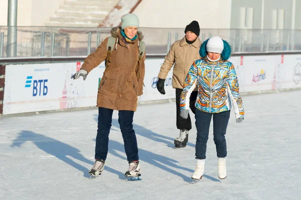 Moskou Rusland Januari 2019 Twee Vrouwen Man Schaatsen Vdnkh Een — Stockfoto