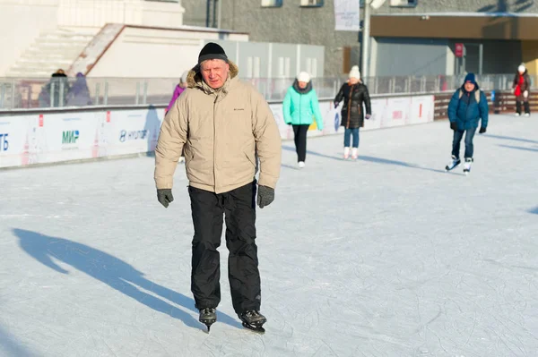 俄罗斯莫斯科 2019年1月22日 在冬季阳光明媚的日子里 米色的老人和在 Vdnkh 溜冰的人 Vdnkh 是永久的通用贸易展和游乐园 — 图库照片
