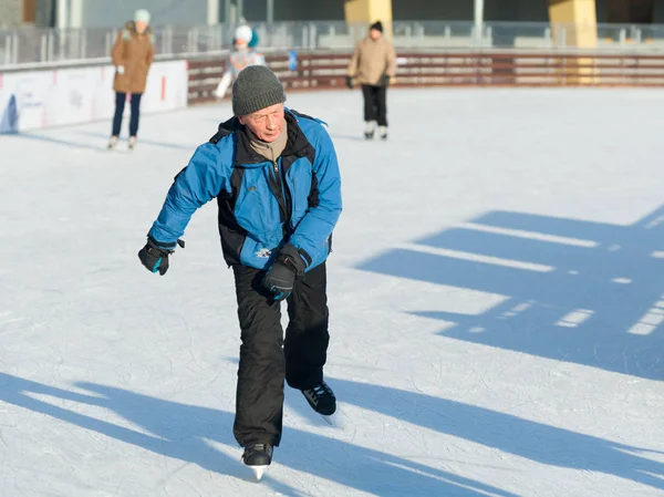俄罗斯莫斯科 2019年1月22日 冬季晴天在 Vdnkh 溜冰的高级男子 Vdnkh 是永久的通用贸易展和游乐园 — 图库照片