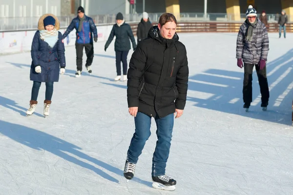 Moskou Rusland Januari 2019 Jonge Man Zonder Glb Mensen Schaatsen — Stockfoto