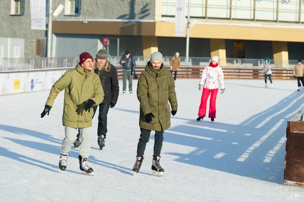 俄罗斯莫斯科 2019年1月22日 冬季晴天在 Vdnkh 溜冰的市民 Vdnkh 是永久的通用贸易展和游乐园 Vdnkh 在冬日阳光明媚的日子 — 图库照片
