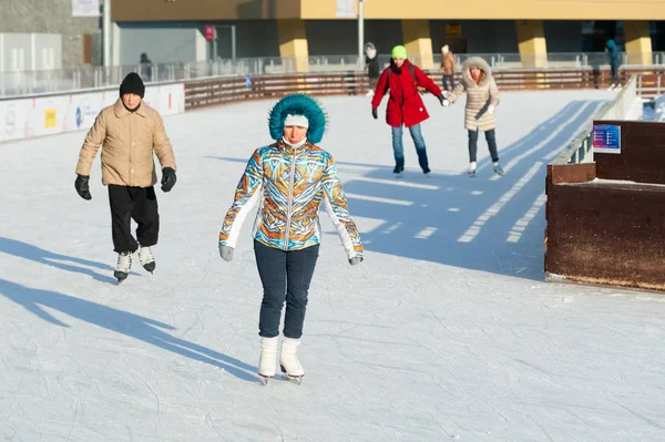 Moskou Rusland Januari 2019 Vrouwen Mannen Vdnkh Schaatsen Zonnige Winterdag — Stockfoto