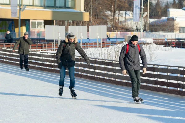 Moskva Ryssland Januari 2019 Två Unga Killar Och Senior Mannen — Stockfoto