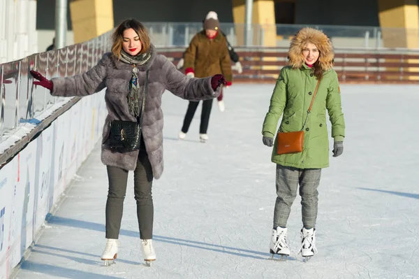 俄罗斯莫斯科 2019年1月22日 两个年轻 美丽的妇女和人在冬季阳光明媚的日子里在 Vdnkh Vdnkh 是永久的通用贸易展和游乐园 — 图库照片