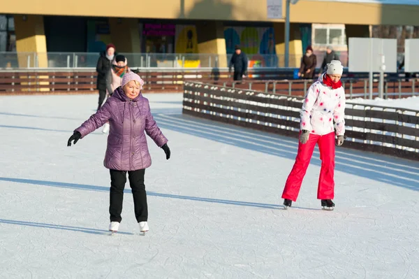 Moskva Ryssland Januari 2019 Senior Kvinna Lila Och Vuxen Kvinna — Stockfoto