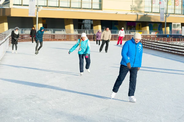 Moscow Russia January 2019 Wanita Senior Dan Orang Orang Berseluncur — Stok Foto