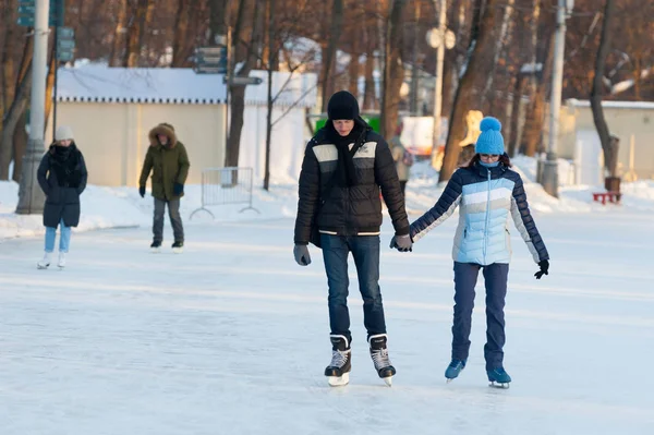 Moskou Rusland Januari 2019 Jonge Man Vrouw Schaatsen Sokolniki Park — Stockfoto