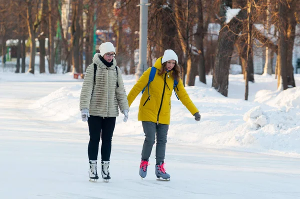 Moskou Rusland Januari 2019 Twee Mooie Jonge Meisjes Schaatsen Sokolniki — Stockfoto