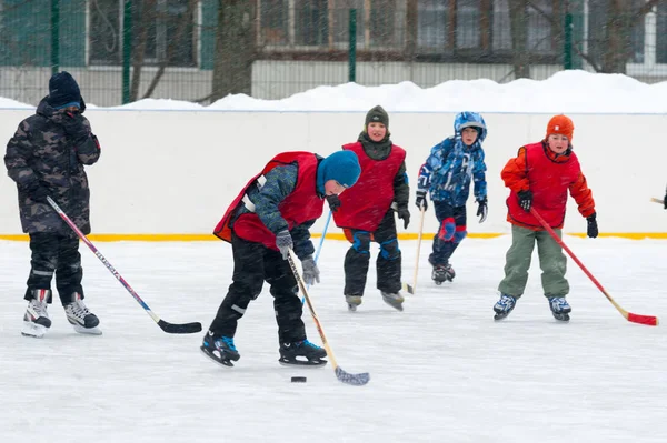 俄罗斯莫斯科 2019年1月26日 冬季在贝洛泽尔斯卡亚街溜冰场打曲棍球的男孩 这个溜冰场位于莫斯科北部的比比雷沃区 — 图库照片