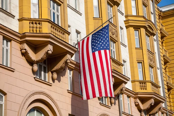 ABD Büyükelçiliği binasının cephesinde Amerikan bayrağı 09.09.2019