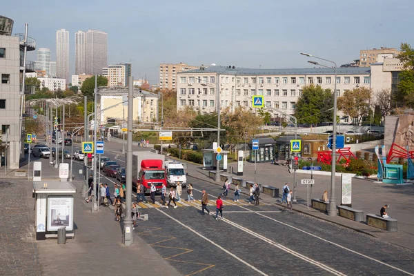Cars, people and pedestrian crossing 9.09.2019 — Stock Photo, Image