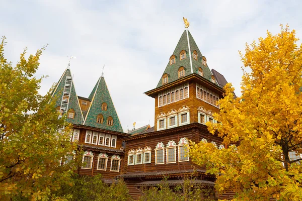 Tahta saray ve sarı ağaçlar 02.10.2019