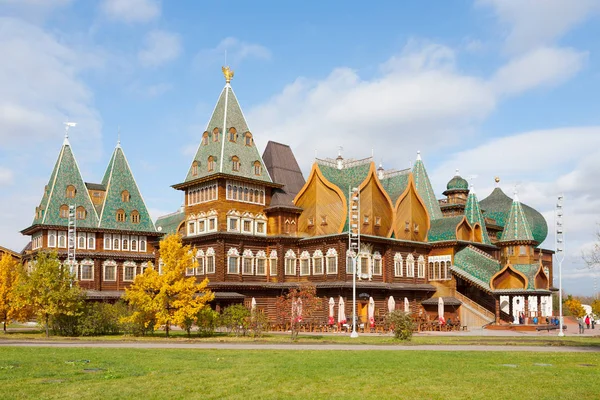 Wooden palace in Kolomenskoye park 02.10.2019 — Stock Photo, Image