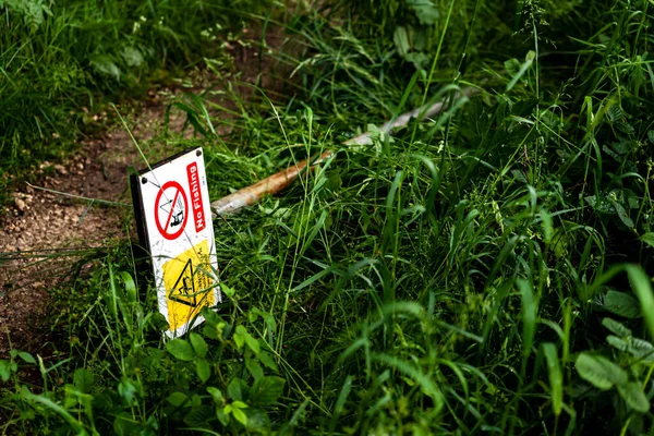 Diese Warnschilder Stehen Auf Einem Weg Der Durch Einen Wald — Stockfoto