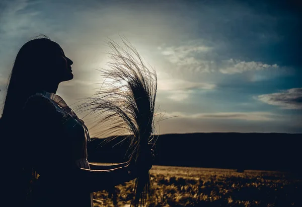 Erba Estate Nel Campo Tramonto Una Giornata Sole Una Ragazza — Foto Stock