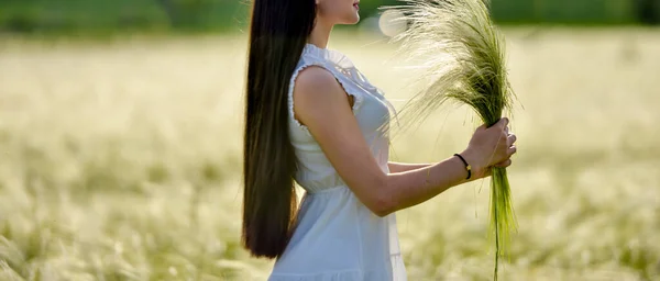 Yazın Çimenlikte Gün Batımında Güneşli Bir Günde Bir Kız Tarlada — Stok fotoğraf