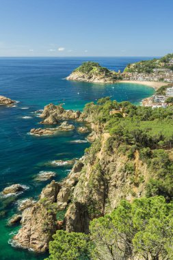 Akdeniz sahilinde İspanyol Köyü Tossa de Mar ve onun Ortaçağ Costa Brava