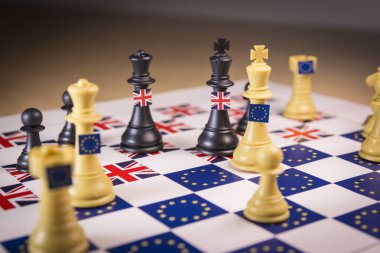 Avrupa Birliği ve Büyük Britanya'nın parçaları ile satranç masası. Brexit pazarlıklar ve stratejisi kavramı.