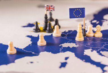 Satranç taşları ve bayraklar bir Avrupa haritası üzerindeki beyaz AB kral üzerinde duruldu. Brexit kavramı Avrupa Birliği ve Amerika Birleşik Devletleri arasındaki pazarlıklar ve strateji.