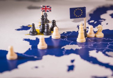Satranç taşları ve bayraklar bir Avrupa haritası üzerindeki siyah İngiltere'de Kral duruldu. Brexit kavramı Avrupa Birliği ve Amerika Birleşik Devletleri arasındaki pazarlıklar ve strateji.