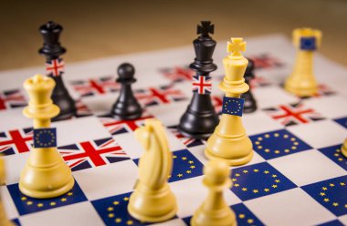 Avrupa Birliği ve Büyük Britanya'nın parçaları ile satranç masası. Brexit pazarlıklar ve stratejisi kavramı.