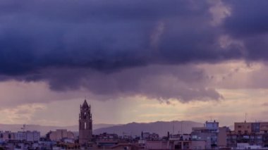 Reus St. Peter Belfry karanlık fırtına bulutları timelapse ile