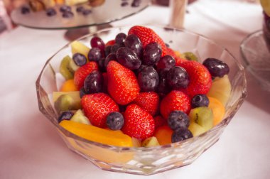 Bir kasede taze meyve.