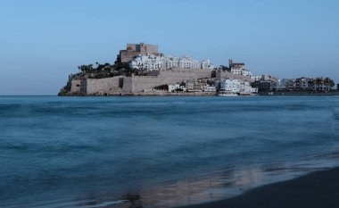 Eski Şehir denizde. Castle, Costa del Azahar İspanya Castellon eyaletinde bulunan Peniscola. Bu popüler turizm kayalık bir burun üzerinde yer alır. Yavaş shutterspeed vurdu. Sargasso deniz renk paleti.