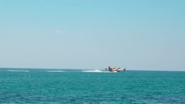 Aereo Combattimento Antincendio Una Situazione Emergenza Raccogliendo Acqua Dal Mare — Video Stock