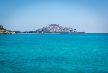 Peniscola Kalesi ve Akdeniz, İspanya.