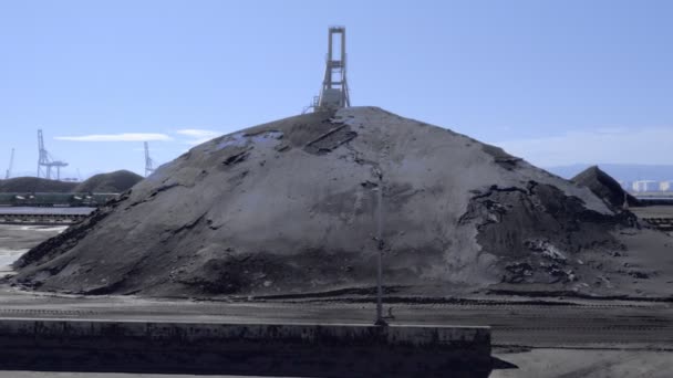 Velké zásoby uhlí v přístavu Tarragona — Stock video