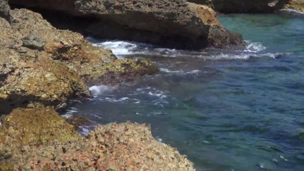 海洋波 Rockycoast スペインで 波破砕海岸 地中海波岩にクラッシュ — ストック動画