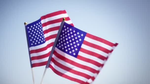 米国国民手フラグが手を振っています 愛国とアメリカ国民の祝日のための大きい旗の日 建国記念日や記念日 月の第 はレディースのような 120 Fps のオリジナル クリップからスローモーション — ストック動画