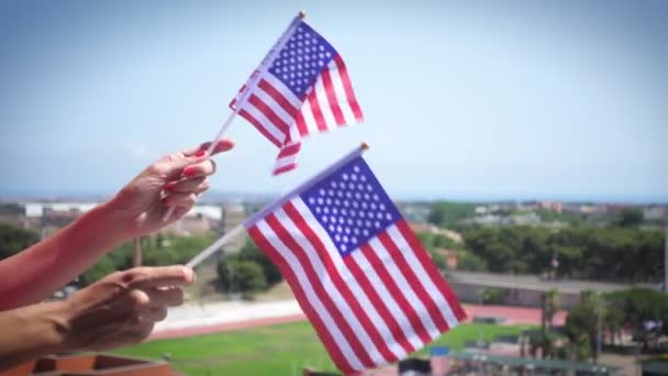 アメリカ国旗の旗の日 建国記念日や記念日 月の第 はレディースのようなアメリカの国民の祝日を祝う女性の手 — ストック動画