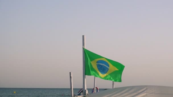 Bandeira Brasileira Acenando Praia Pôr Sol Movimento Lento Partir Tiro — Vídeo de Stock