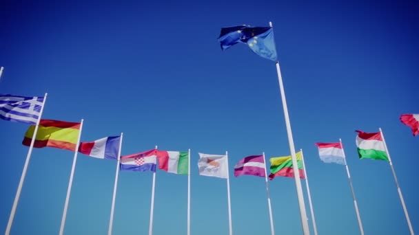 Прапори країн ЄС та європейські проти синього неба — стокове відео