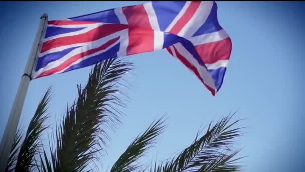 La bandera británica de Union Jack ondeando en el viento . — Vídeos de Stock