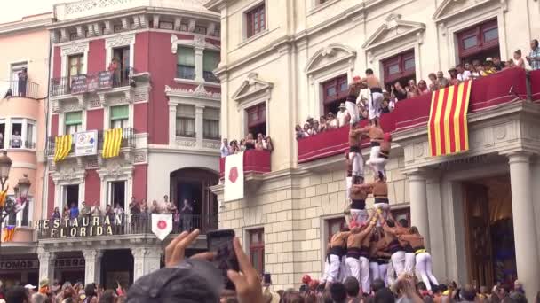 Reus, Spanyol. Juni 2018: Kinerja Castells, sebuah castell adalah menara manusia yang dibangun secara tradisional di festival di Catalunya — Stok Video