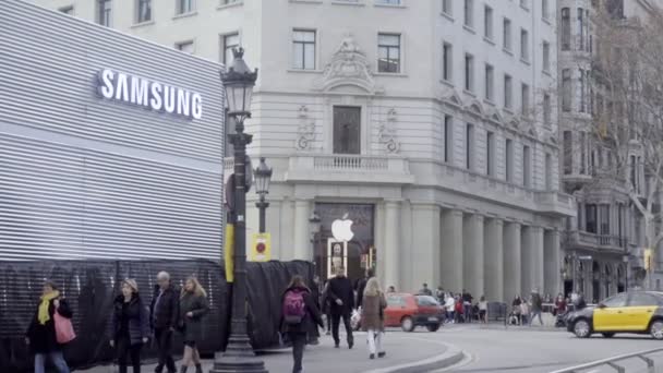 Barcelona, Spain. February 2018: Samsung stand in front of Apple store for Mobile world Congress 2018 — Stock Video