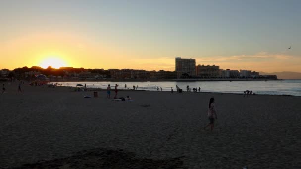 Puesta de sol en la tranquila playa de lEscala, Costa Brava . — Vídeo de stock